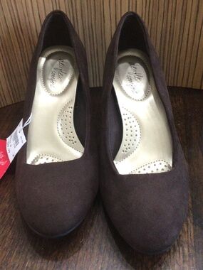 Dexflex Comfort brown fabric upper heels. Size 6 new with tags